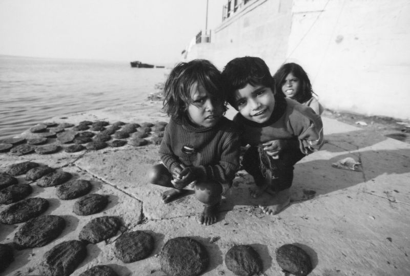 Indie - Varánasí - děti a lejno, 2007